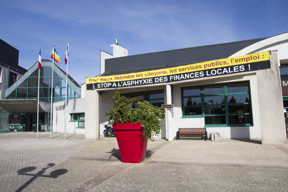 Banderolle affichée sur le fronton de la mairie