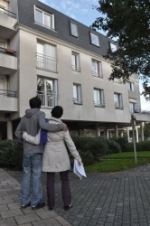 Un couple à la recherche d'un logement